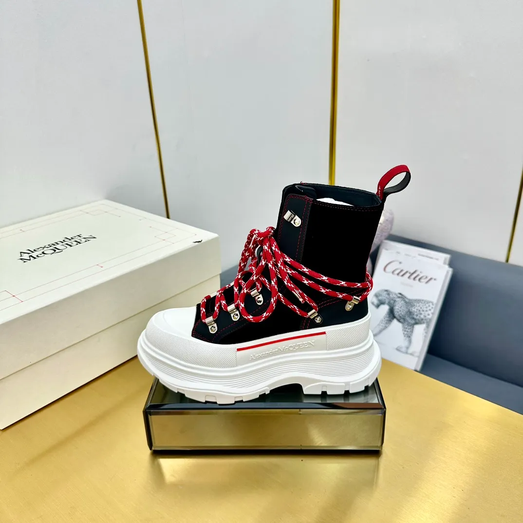 👟👟Ex-factory price 680👟👟 Alexander McQueen's latest thick-soled Martin boots, original 1:1 development, outsole original open-film TPU sole, fabric full-grain cowhide + high mercerized cowhide, lining sheepskin original hardware carabiner bottom height 5cm Size: #35-40 39-45
